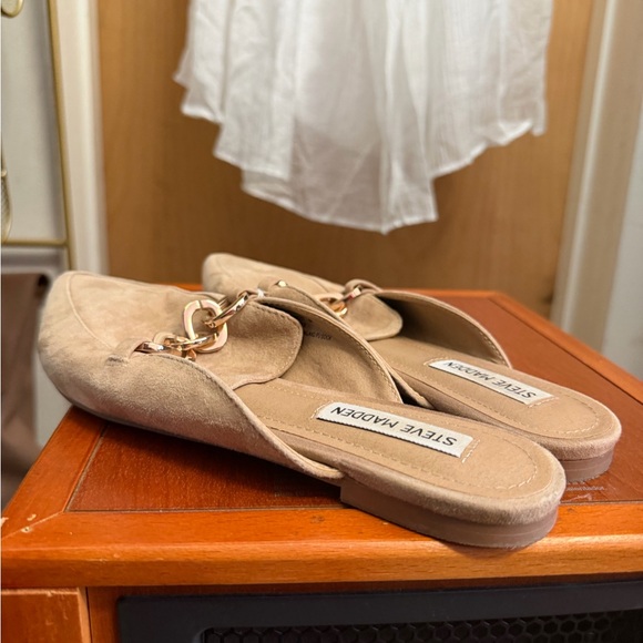 Steve Madden Faine Tan Suede Pointed Toe Slip-On Chain Detail Flats. Size: 8 - Picture 4 of 6